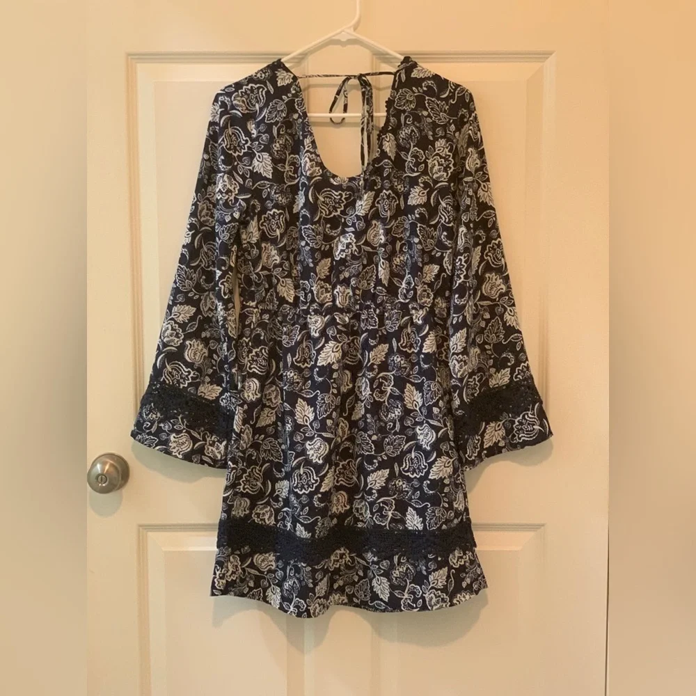 Lottie & Holly Floral V-Neck Dress with Lace Trim. Size-Medium - Picture 3 of 4